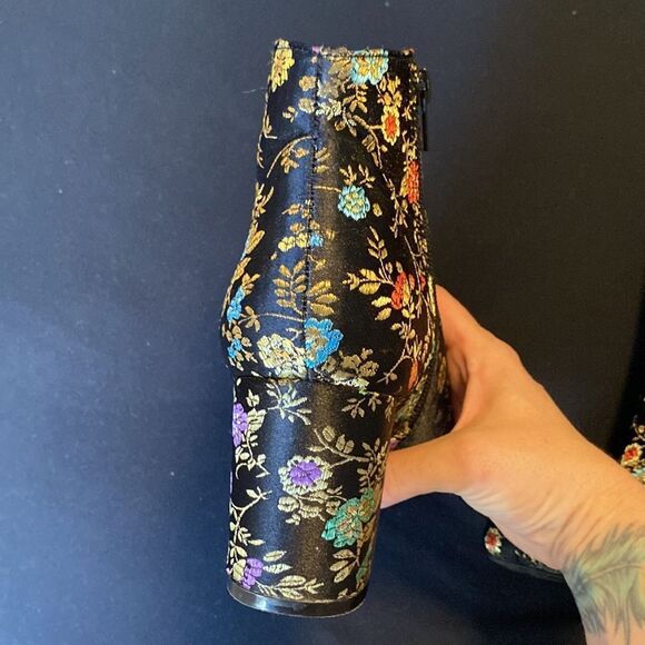 Black Floral Embroidered Boots, Size 6, maybe worn once, Perfect Condition - Picture 6 of 12